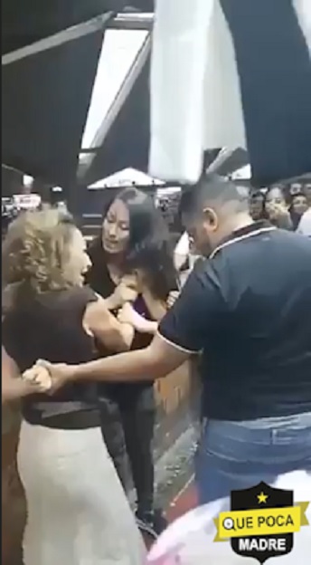 Dos mujeres golpean a otra indefensa mujer en mercado de Guadalajara.