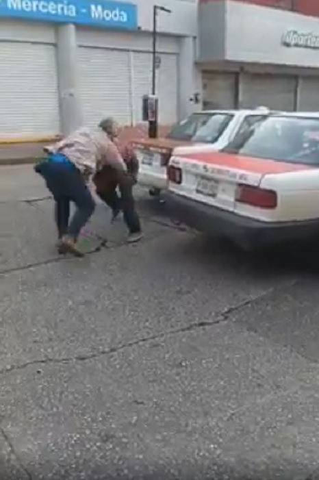 Captan pelea entre taxistas en Minatitlán, Veracruz.