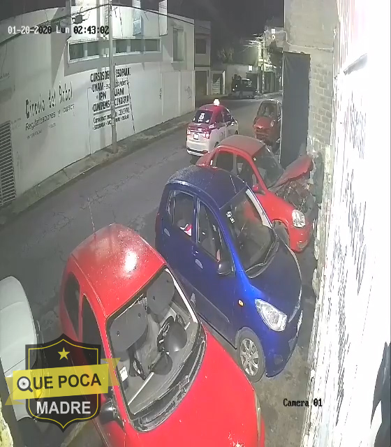 Captan a ladrones abordo de un taxi robando autopartes