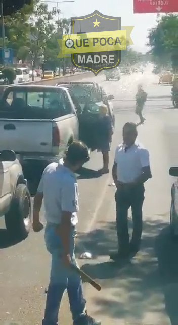 Taxista golpea a conductor con un tubo