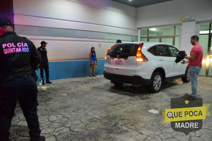 Baleado llega al hospital por sus medios en Cancún.