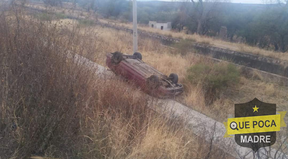 Mujer sobrevive a aparatosa volcadura en Tlaltenango.