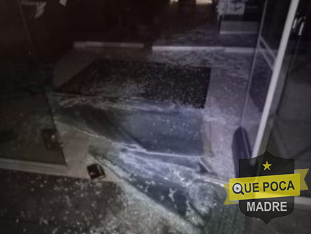 Delincuentes asaltan joyería en plaza de Colima