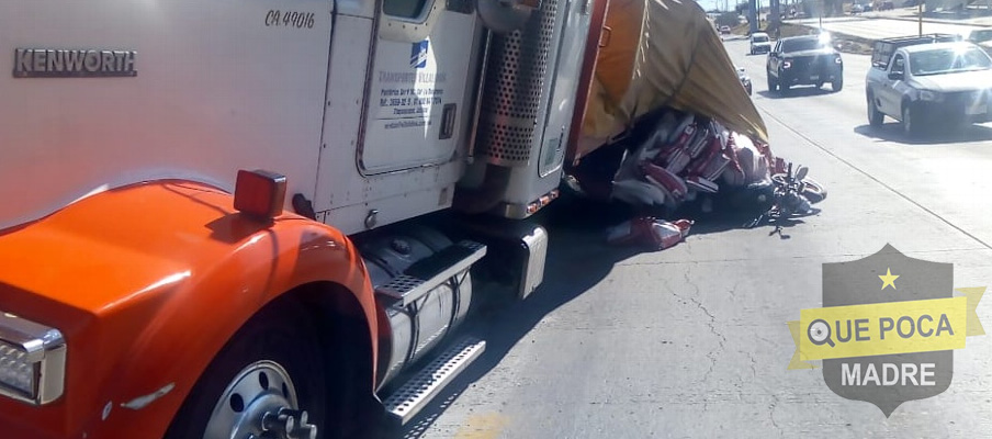 Carga de tráiler aplasta a un motociclista y sobrevive en #Aguascalientes.