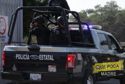 Detienen a 2 a bordo de auto robado en Colima.