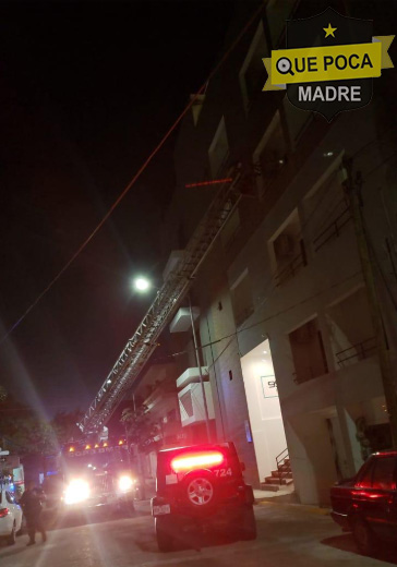 Niña a punto de caer de edificio en Playa del Carmen.