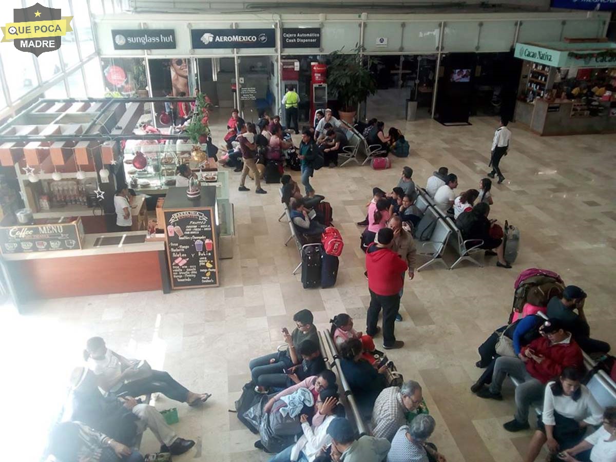 Pasajeros quedan varados en aeropuerto de Chiapas, por paro laboral de empresa.