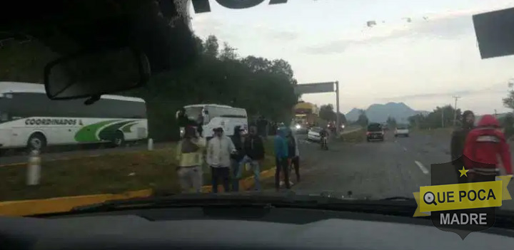 Reportan robo de normalistas a camión de Bimbo en Morelia