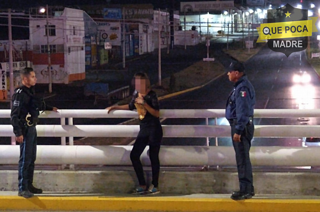 Mujer intentó lanzarse de un puente en Aguascalientes.
