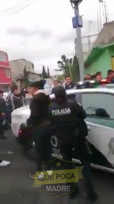 Golpean a policías en Iztapalapa