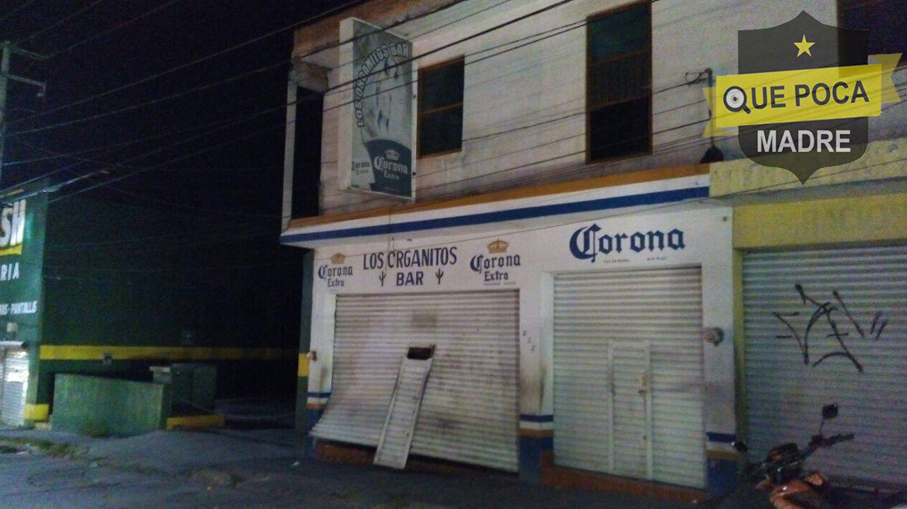 Elemento de la policía amenaza con un arma larga a todos en un bar de Aguascalientes.