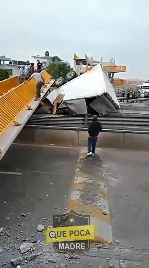 Tráiler derriba puente peatonal