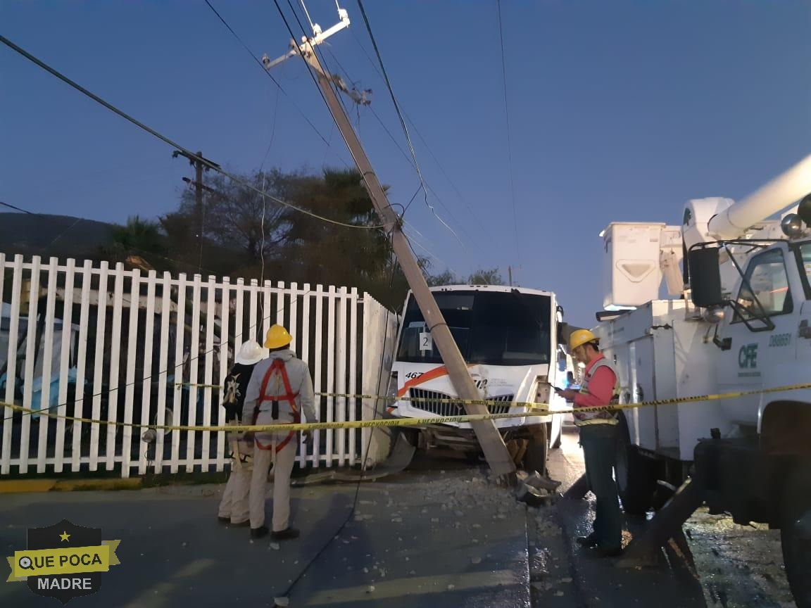 Camión choca contra poste y deja son luz a dos negocios en Nuevo León.