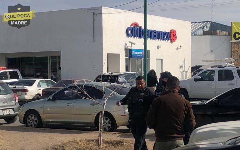 Asaltan y lesionan a cuentahabiente al salir de un banco en Chihuahua.