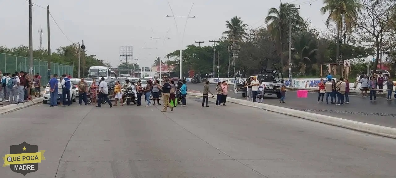 Se manifiestan padres de familia de una secundaria en Veracruz.