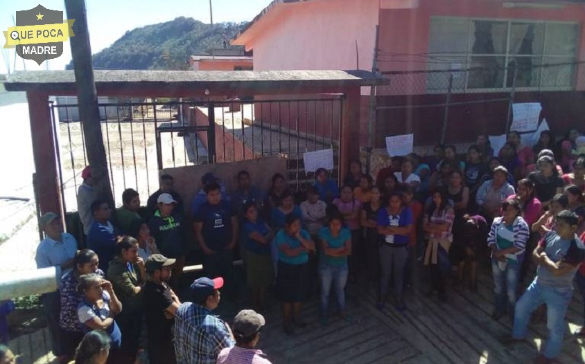 Padres de familia cierran primaria en Hidalgo por problemas con docentes.