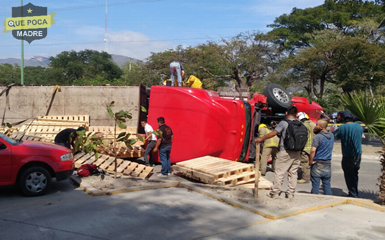 Vuelca camión con tarimas en Chiapas.