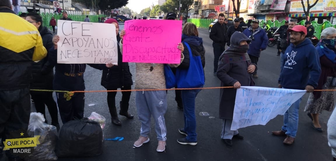 Se manifiestan por falta de luz en Avenida Circunvalación en la CDMX.