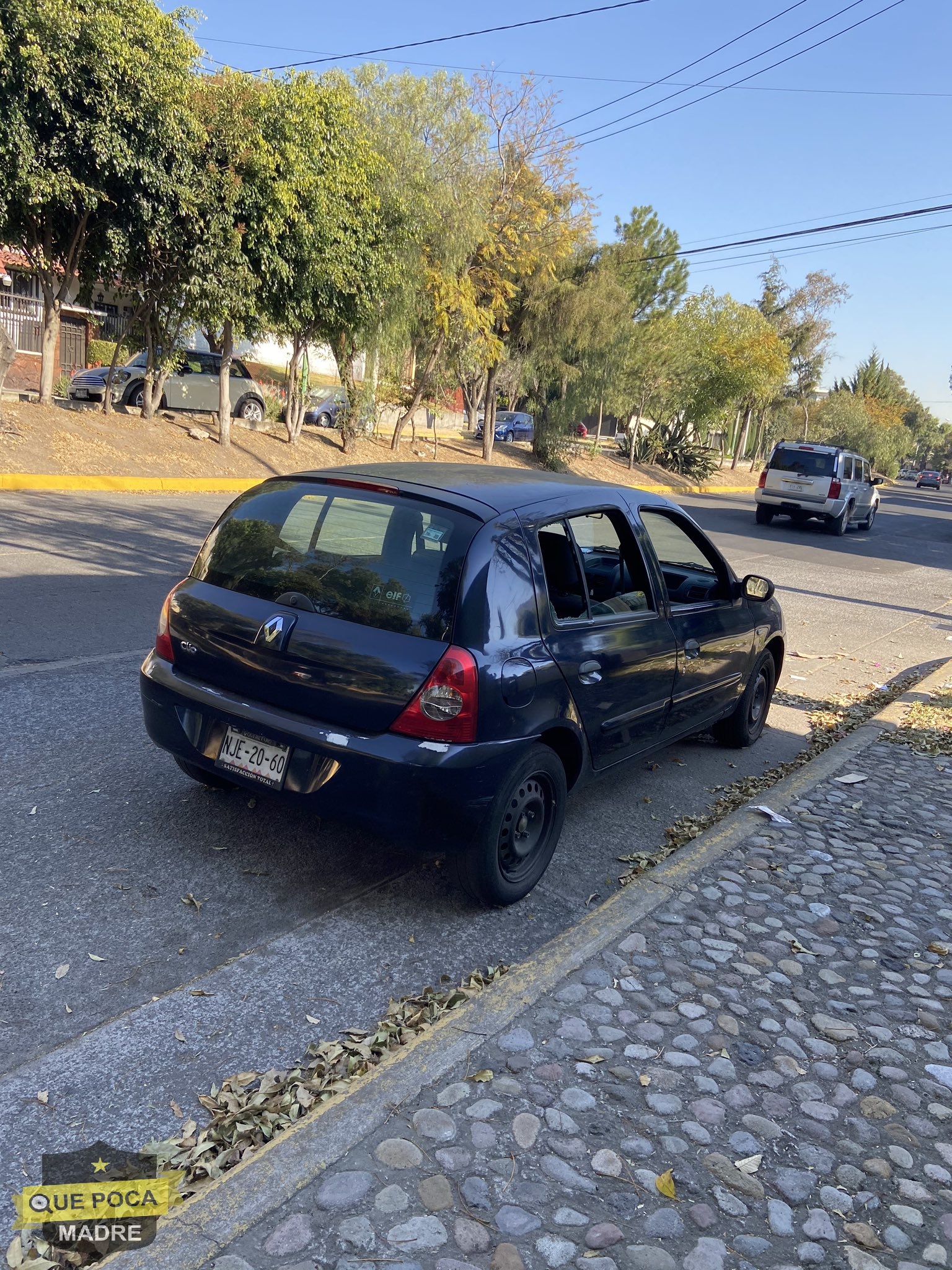 Abandonan auto en calles de Naucalpan.