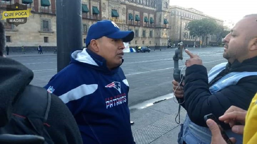 Policía se encadena en Palacio Nacional en #CDMX, para denunciar problemas laborales.