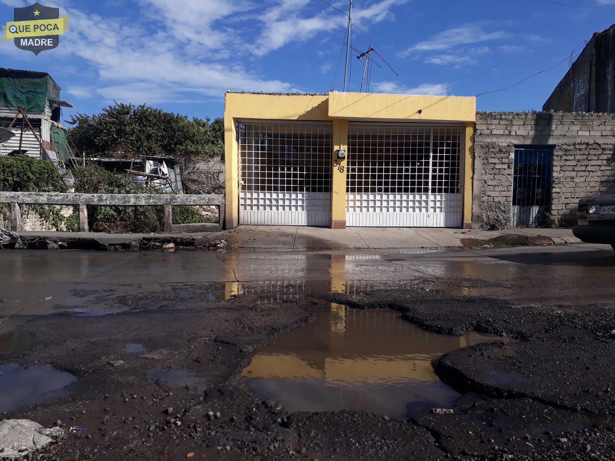 Vecinos de Avenida Victoria de Tepic denuncian fuga de agua y mega bache.