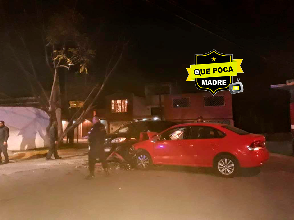 Hombre frustra robo al impactar su coche contra delincuentes en Izcalli.