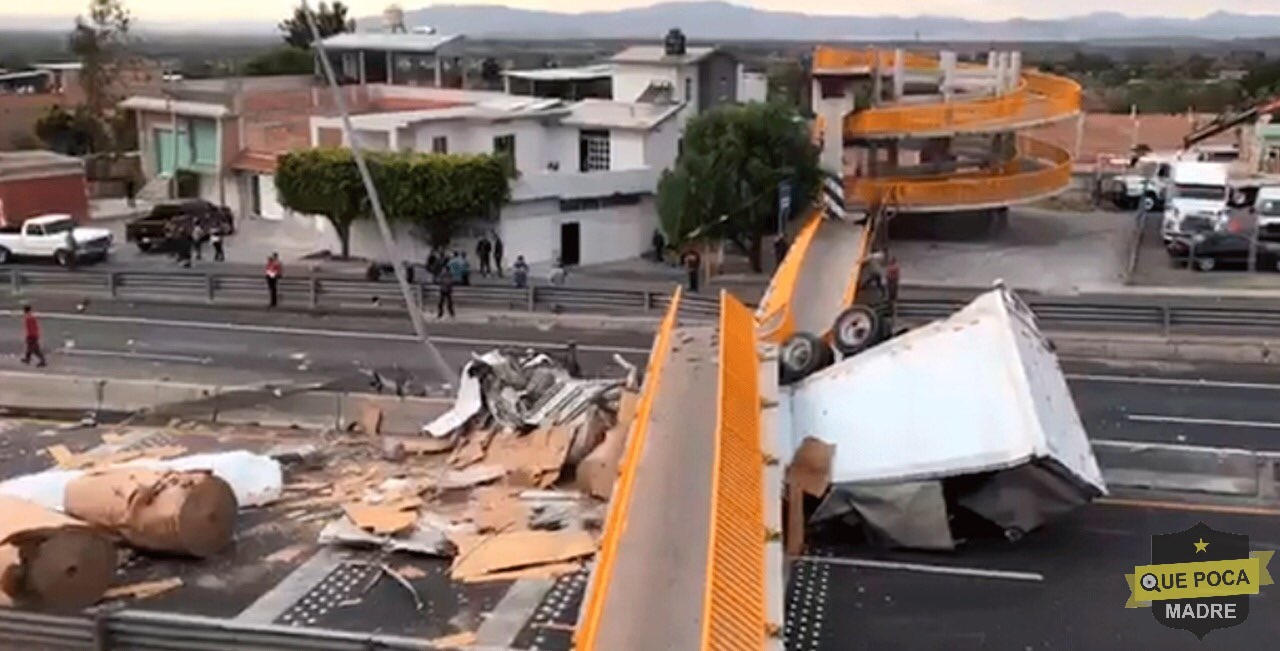 Tráiler choca y derriba puente peatonal en Guanajuato.