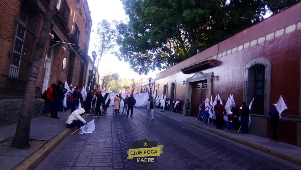 Se manifiestan por incumplimiento de acuerdos en Oaxaca.