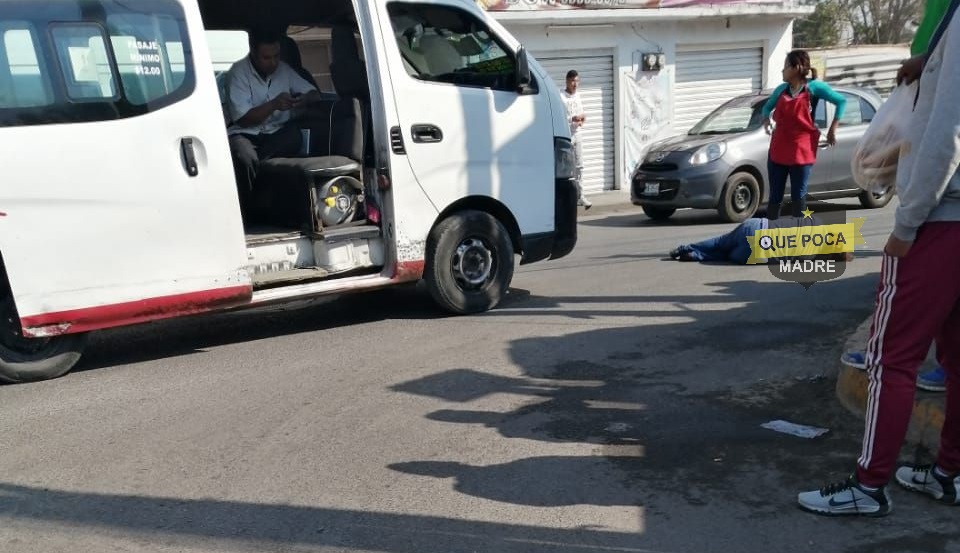 Combi de transporte público atropella a mujer en Izcalli.