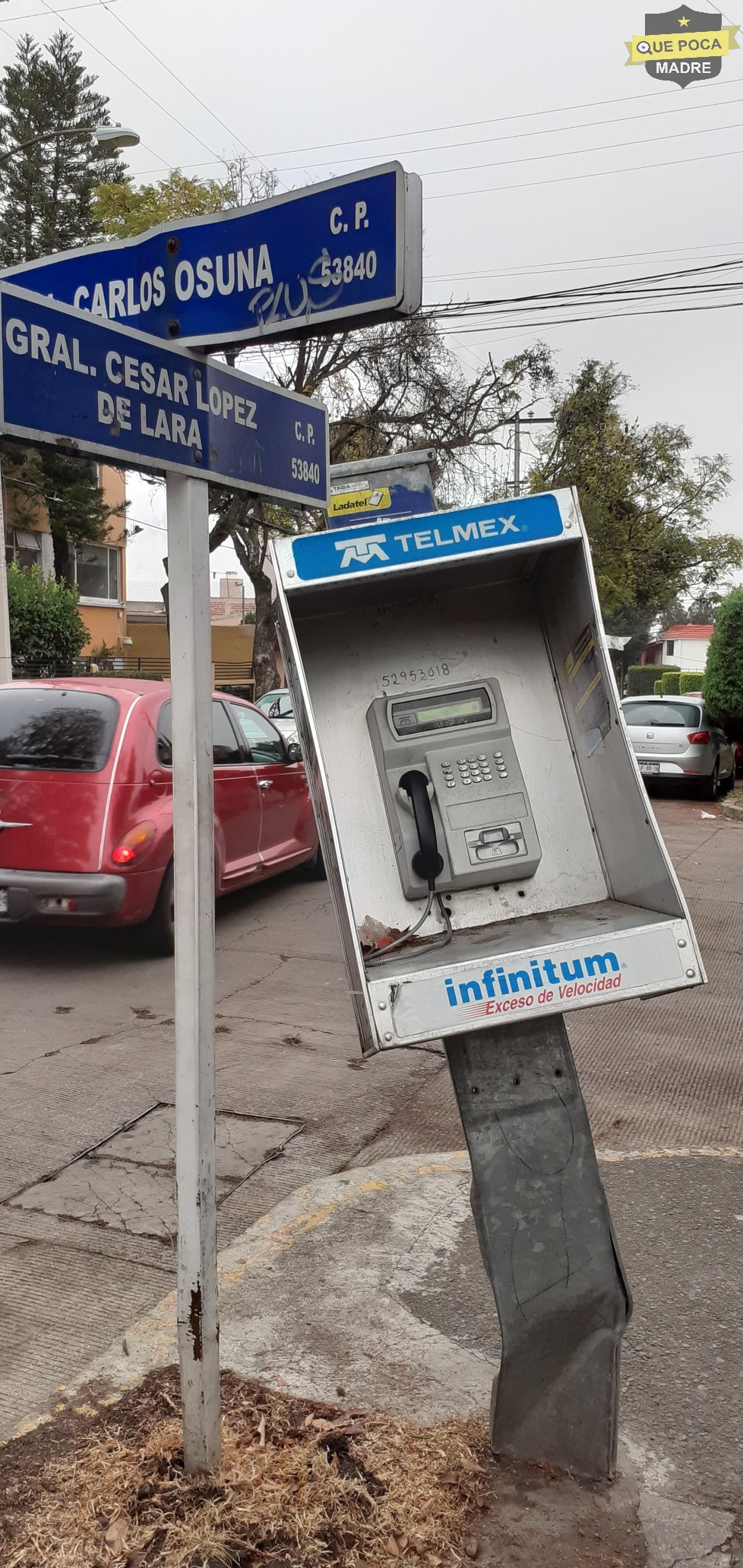 Piden retirara teléfono público dañado en Naucalpan.