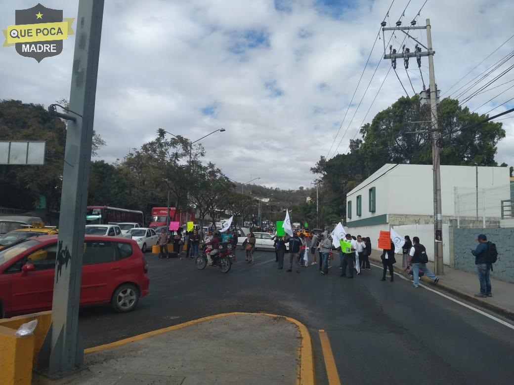 Trabajadores del IMSS realizan bloqueo en Oaxaca.