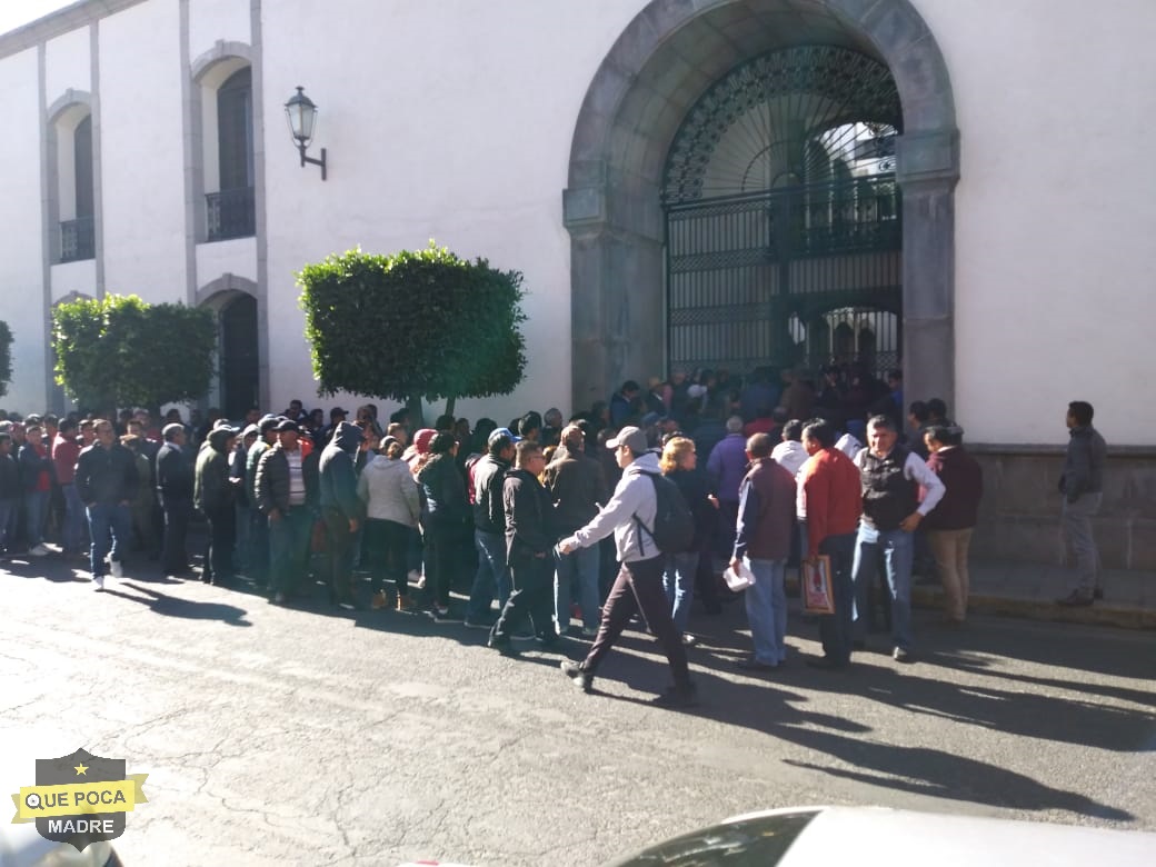 Transportistas protestan en el Congreso de Tlaxcala.