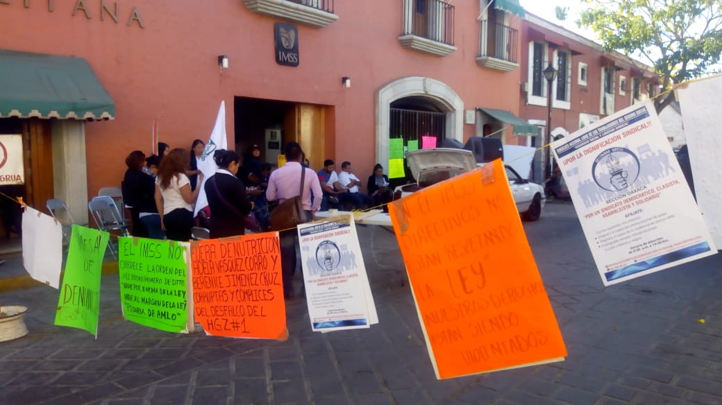 Trabajadores del IMSS realizan bloqueo en Oaxaca.
