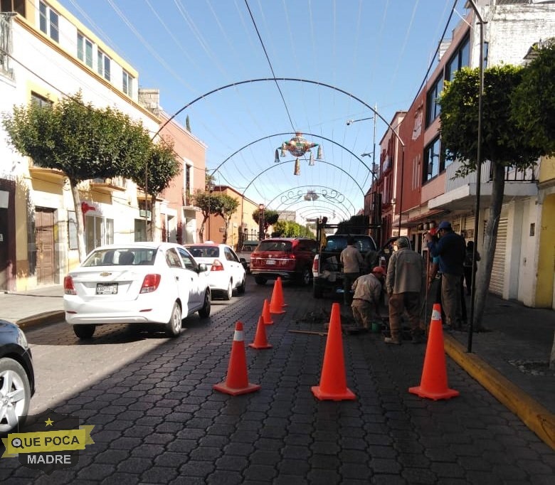 Obras de drenaje causan trafico en Tlaxcala.