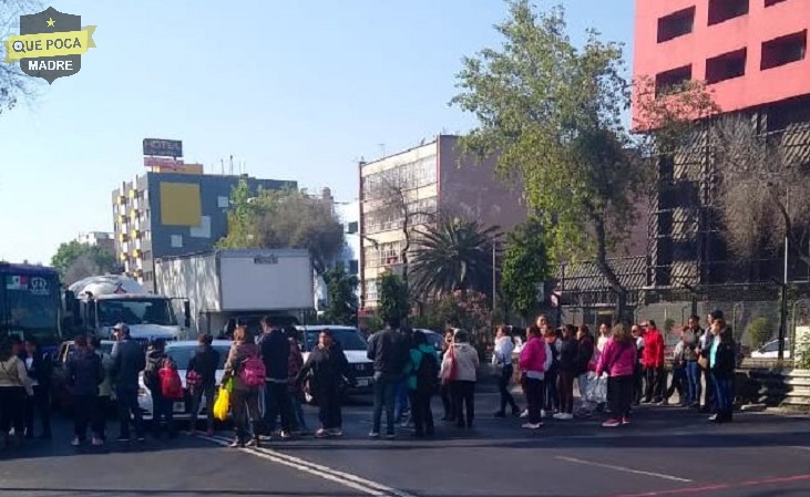 Protestan trabajadores de Cometra en CDMX por falta de pago.