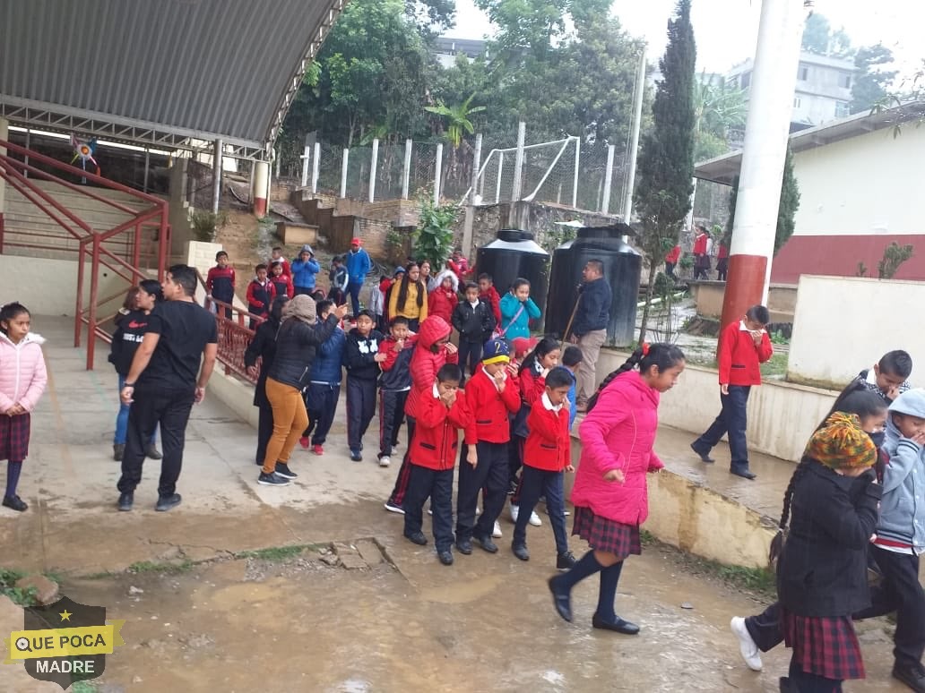 Fuga de gas causa desalojo en primaria de Oaxaca.