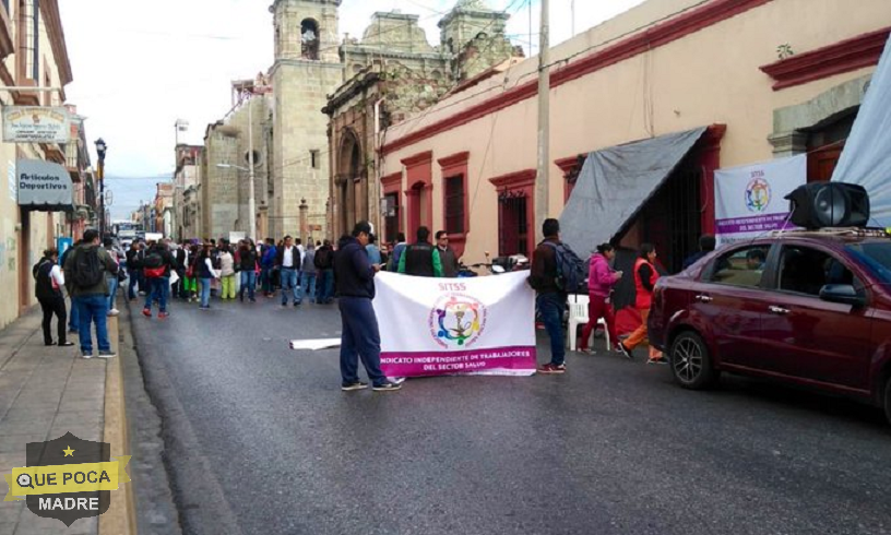 Protestan trabajadores del SITSS en Oaxaca.