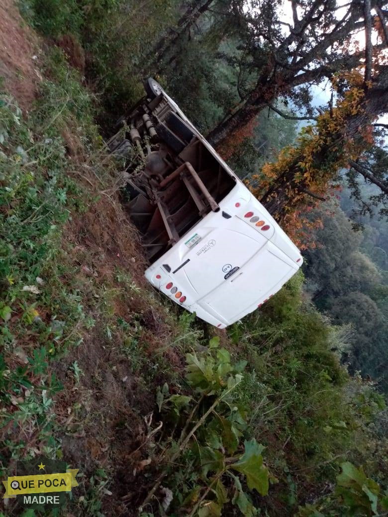 Seis lesionados por volcadura de autobús en Jalisco.