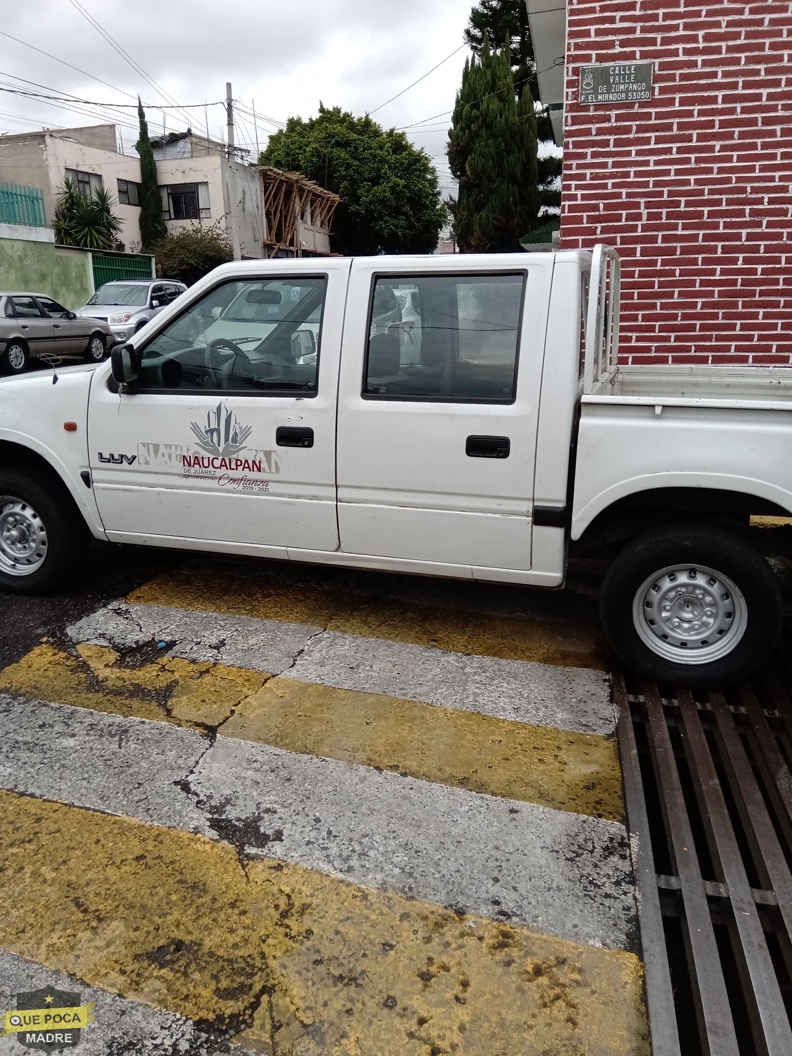 Trabajador del municipio de Naucalpan bloquea paso peatonal con vehículo.