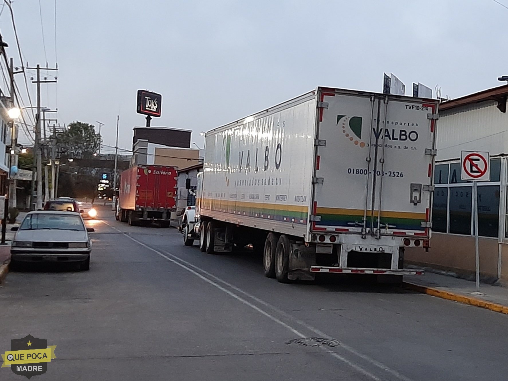 Denuncian invasión de espacios donde esta prohíbo estacionarse en Tlalnepantla.