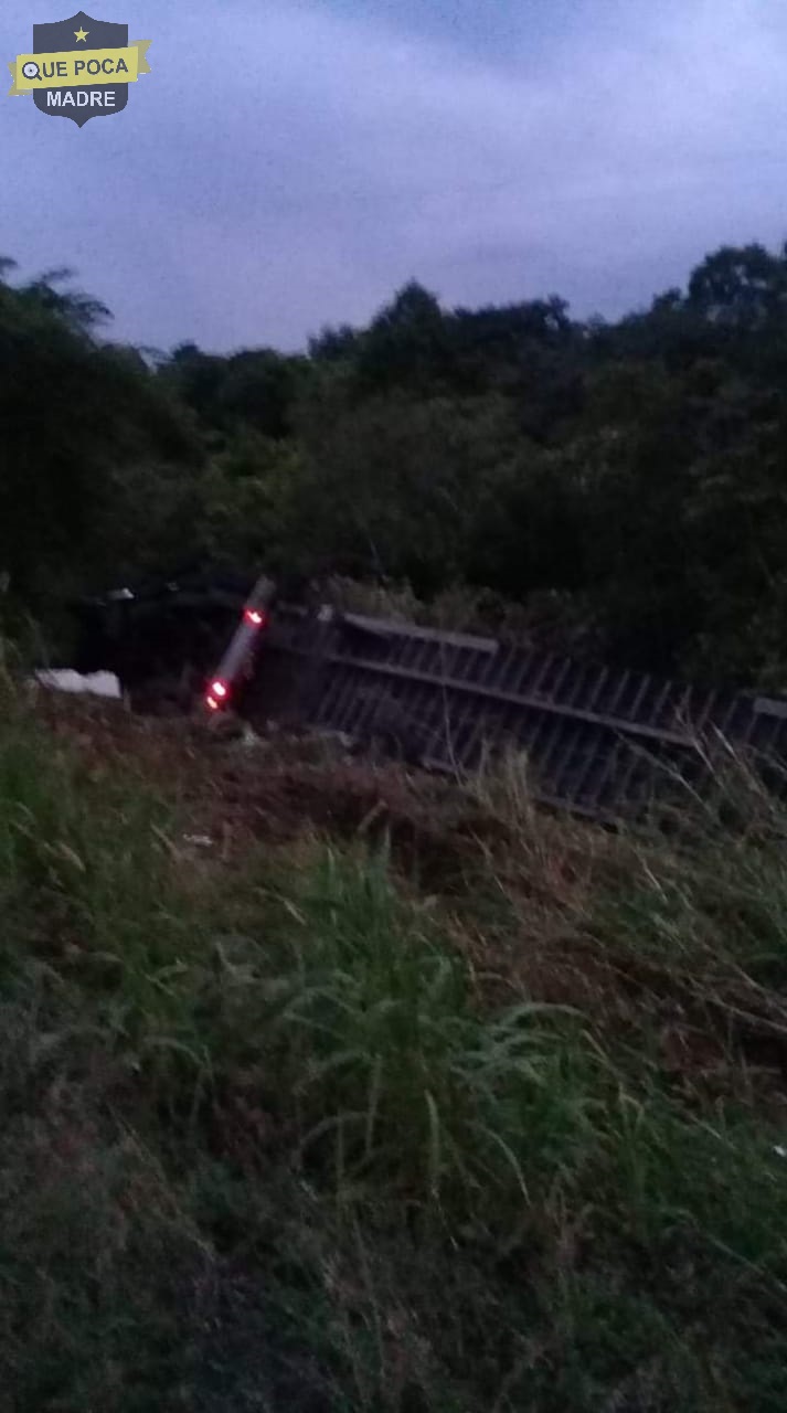 Tráiler sufre volcadura en Oaxaca.