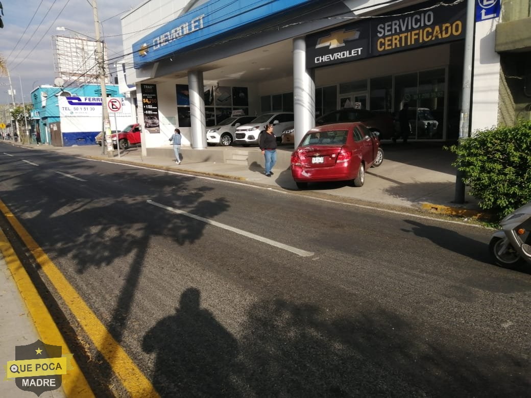 Camión choca a un auto y se da a la fuga en Oaxaca.