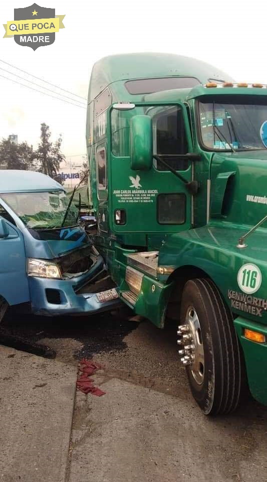 Chocan combi y tráiler en Cuautitlán.