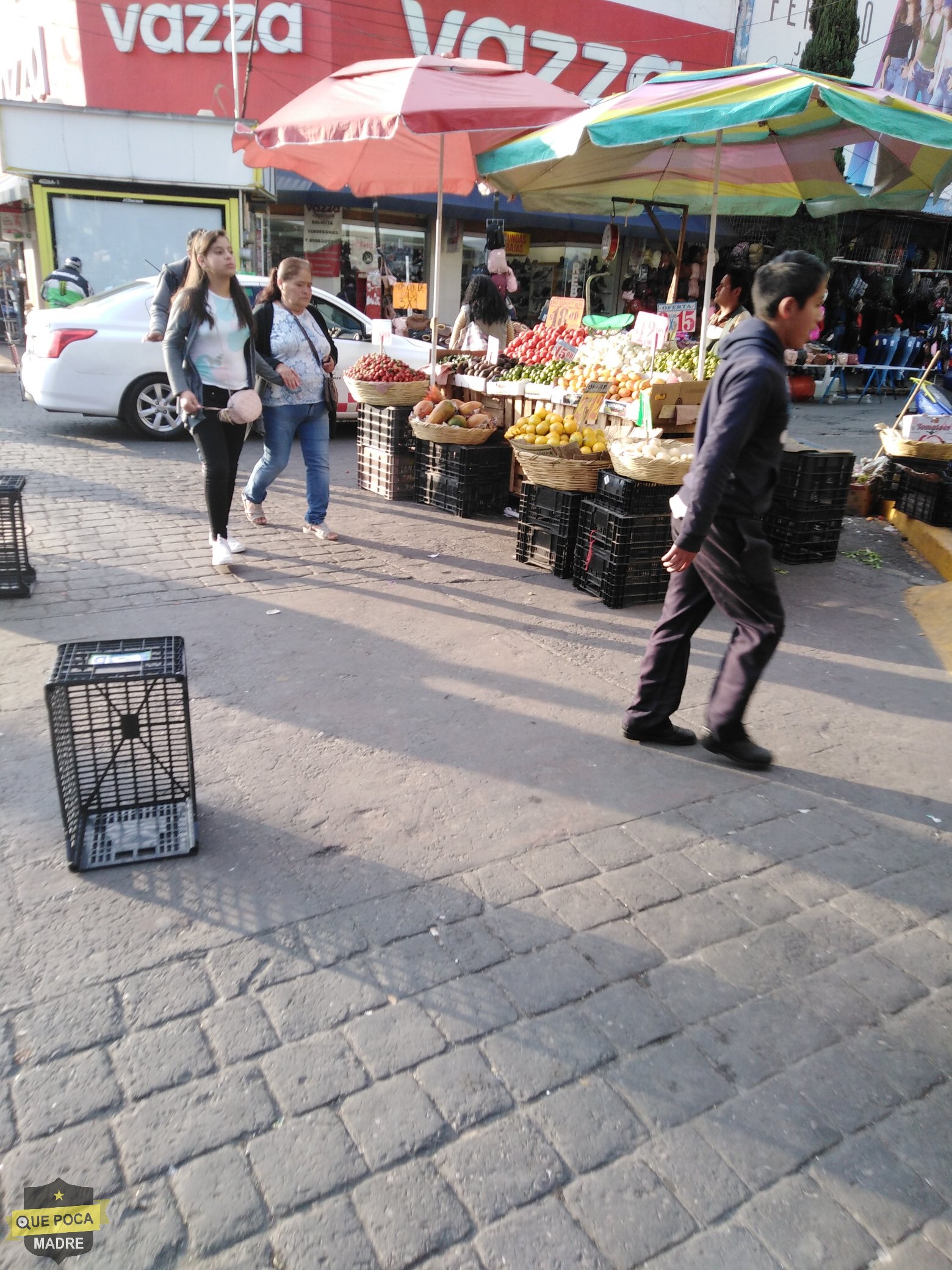 Denuncian calles bloqueadas por comercio en Tlalnepantla.