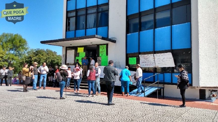 Se manifiestan docentes de Universidad de Nayarit por cobro de cuotas sin aviso.