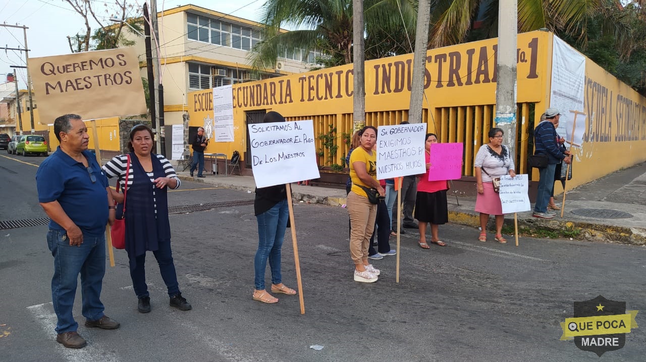 Protestan ESTI de Veracruz por fata de maestro y pagos.