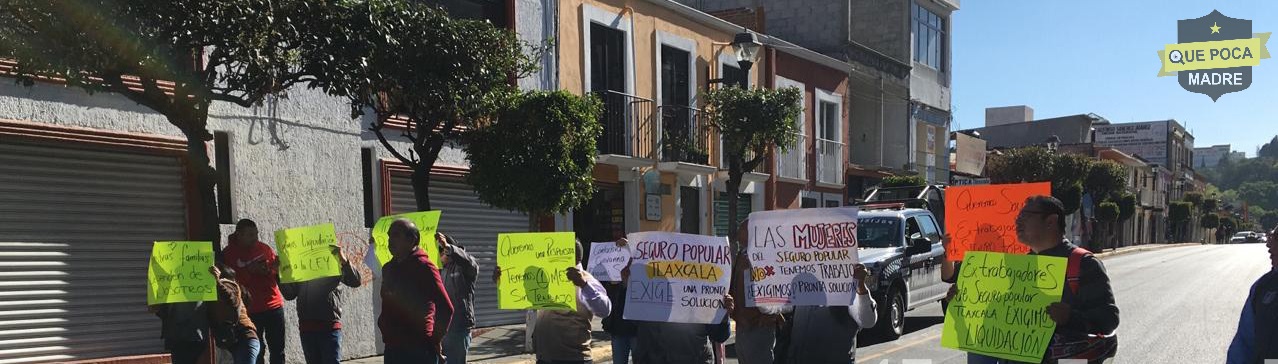 Trabajadores del Seguro Popular se manifiestan en Tlaxcala.