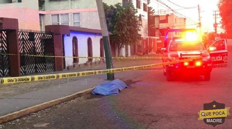 Asesinan a puñaladas a una mujer en Ecatepec.