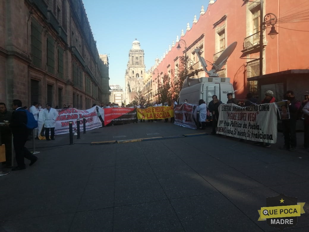 Se manifiestan trabajadores de hospitales en la CDMX.