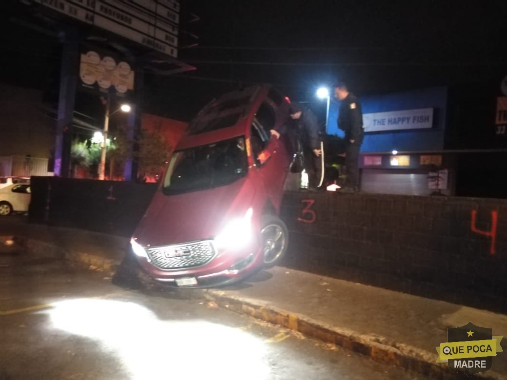 Conductor ebrio choca su camioneta en Guadalajara.